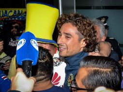 Cientos de aficionados de América reciben al guardameta Guillermo Ochoa (c), este martes en la terminal dos del Aeropuerto Internacional de la Ciudad de México. EFE/M. Guzmán