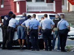 Policías acuden a la zona del tiroteo en el vecindario Nicetown, en la ciudad de Filadelfia. AP/M. Rourke