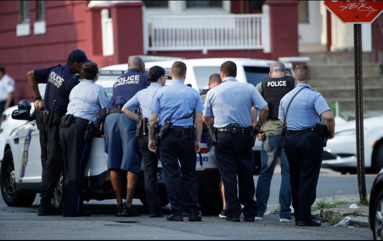 Policías acuden a la zona del tiroteo en el vecindario Nicetown, en la ciudad de Filadelfia. AP/M. Rourke