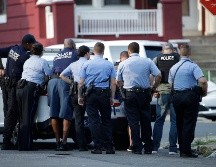 Policías acuden a la zona del tiroteo en el vecindario Nicetown, en la ciudad de Filadelfia. AP/M. Rourke