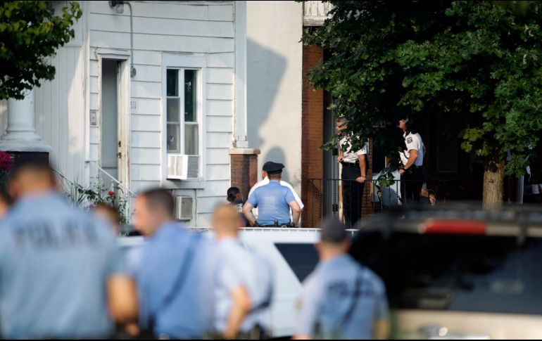 En tomas de video de noticieros fue posible apreciar una enorme presencia policial en el vecindario. AP / M. Rourke