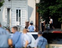 En tomas de video de noticieros fue posible apreciar una enorme presencia policial en el vecindario. AP / M. Rourke