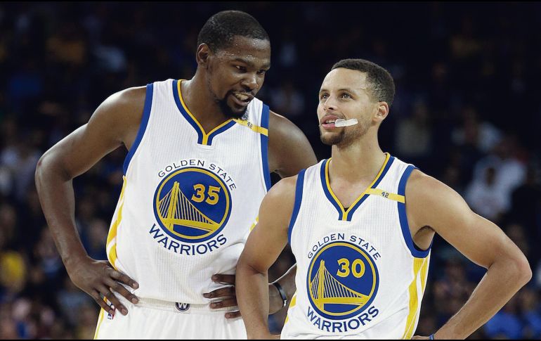 Kevin Durant y Stephen Curry ya no jugarán juntos con los Warriors. AP