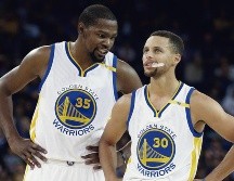 Kevin Durant y Stephen Curry ya no jugarán juntos con los Warriors. AP