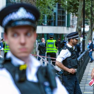 Apuñalan a hombre frente a ministerio en Inglaterra