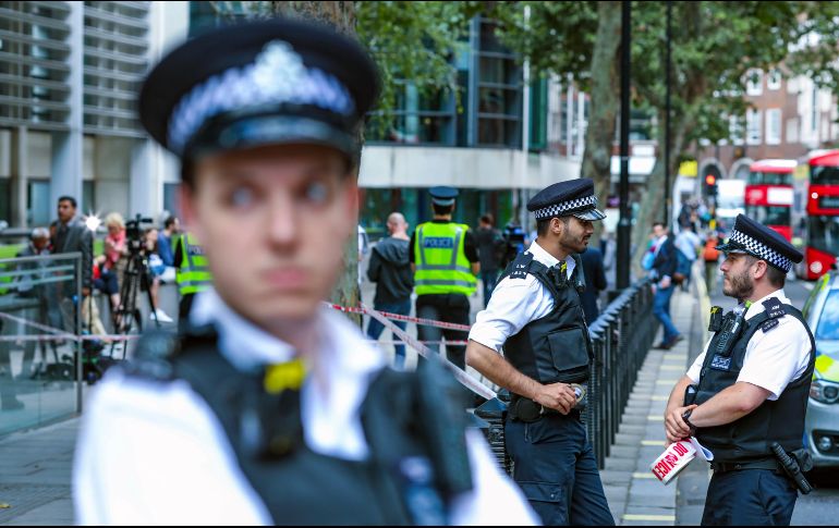 La Policía acordonó la sede del ministerio del Interior en Londres, luego de la agresión. AP/V. Xhymshiti