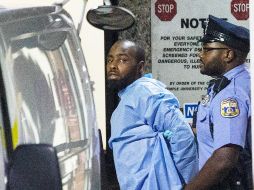 Un policía traslada al sospechoso del tiroteo en Filadelfia. AP/The Philadelphia Inquirer/E. Robertson