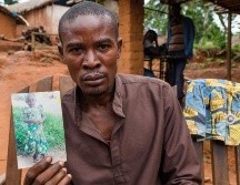 Abdula Libenge con una fotografía de su hija desaparecida. BENOIT DE FREINE