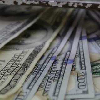 Dólar retrocede, se vende en 19.97 pesos en bancos