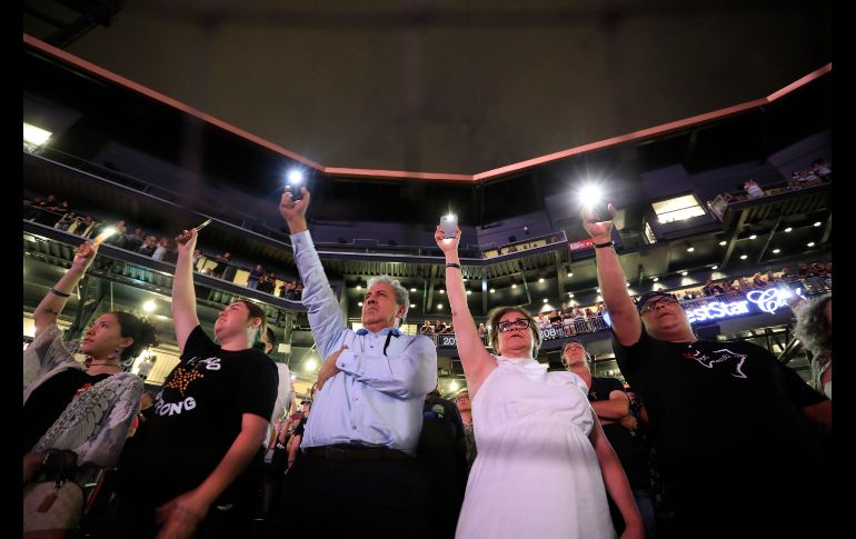 Asistentes levantaron sus celulares encendidos mientras se leían los nombres de las víctimas. AP/J. Salgado