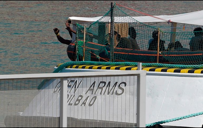 El Open Arms se dirige hacia la isla de Lampedusa, cuyas costas avista ya, aunque todavía carece del permiso para poder atracar en un puerto. AFP/L. Gene