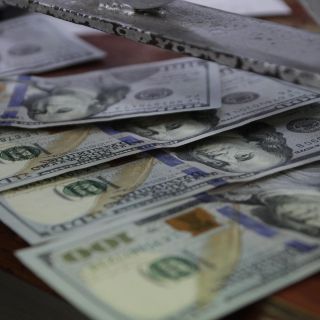 Dólar cierra con descenso; se vende en 19.98 pesos