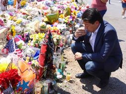 En legislador ofreció una ofrenda floral en memoria de las víctimas del tiroteo en EL Paso, que dejó 22 muertos, 8 de ellos mexicanos. ESPECIAL / NTX