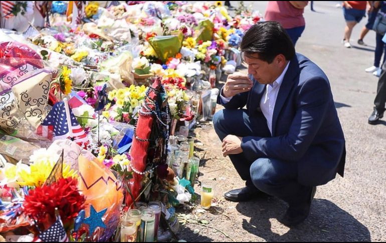 En legislador ofreció una ofrenda floral en memoria de las víctimas del tiroteo en EL Paso, que dejó 22 muertos, 8 de ellos mexicanos. ESPECIAL / NTX