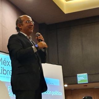 La democracia en México está en riesgo: Calderón