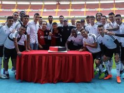 El Estadio Jalisco fue el marco perfecto para que los jugadores del Atlas partieran el tradicional pastel. TWITTER / @atlasfc