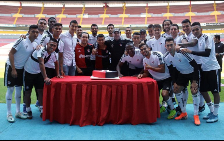 El Estadio Jalisco fue el marco perfecto para que los jugadores del Atlas partieran el tradicional pastel. TWITTER / @atlasfc