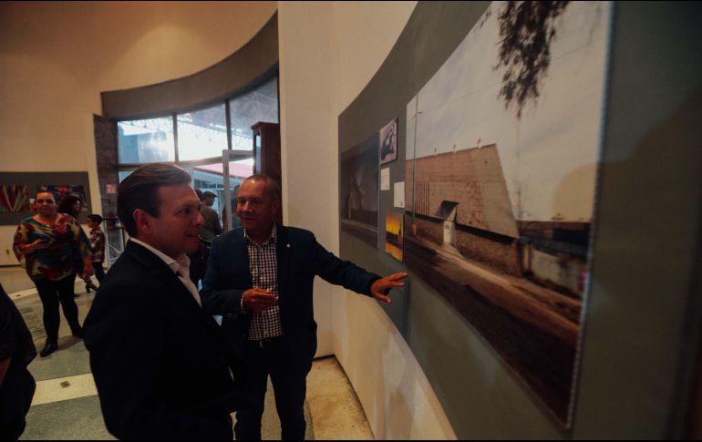Iván Mendo (a la derecha) en la inauguración de su exposición es acompañado por Pablo Lemus, presidente municipal de Zapopan. EL INFORMADOR/G. Gallo