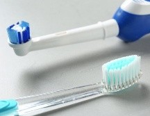 La única forma de evitar caries y periodontitis -una infección de las encías- es con una buena higiene oral. GETTY IMAGES