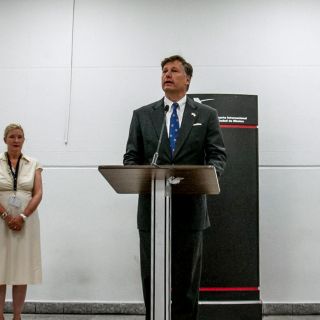 "Llego con la mano extendida", afirma el embajador Christopher Landau