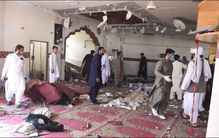 Consideran que la bomba fue colocada debajo de un escenario de madera utilizado por el líder de la oración. AFP/B. Khan