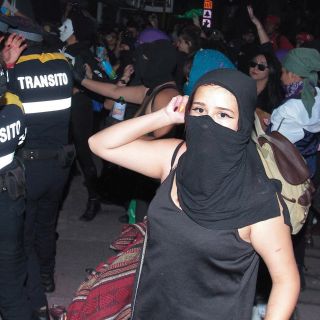 Encapuchadas grafitean edificio de SSC y Metrobús de CDMX