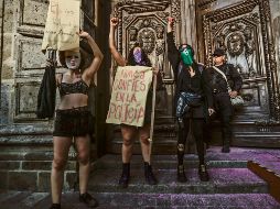 Las inconformes, ayer afuera de Palacio de Gobierno. EL INFORMADOR / F. Atilano