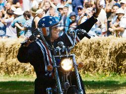 En esta foto tomada el 5 de julio de 2009, el actor maneja una réplica de la moto que utilizó en 1969 durante el filme “Easy Rider”. AFP
