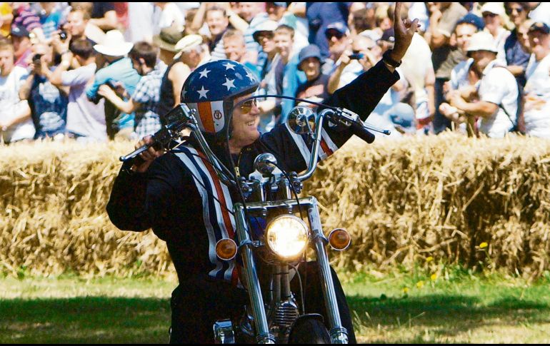 En esta foto tomada el 5 de julio de 2009, el actor maneja una réplica de la moto que utilizó en 1969 durante el filme “Easy Rider”. AFP