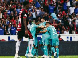 Jorge Segura (#4) luce cabizbajo, mientras jugadores de Cruz Azul celebran uno de sus tres goles ayer en el Jalisco. IMAGO7