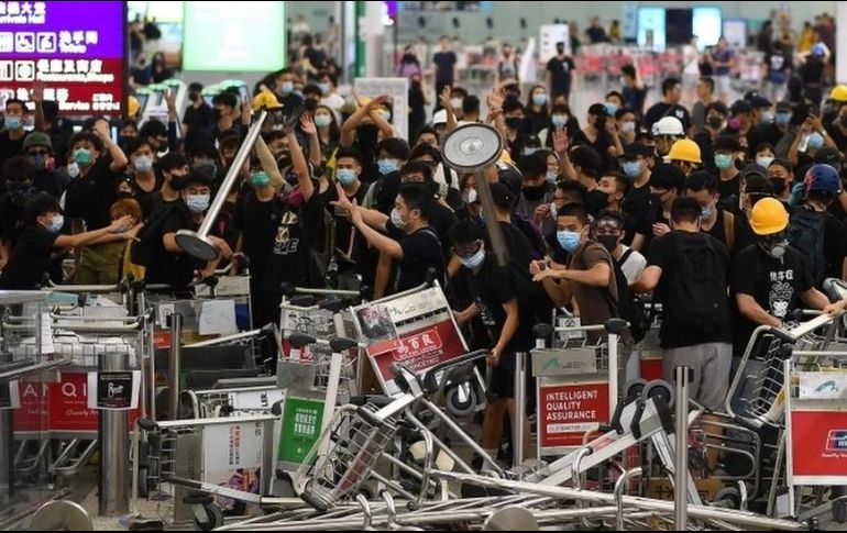 Los medios de China continental difundieron los momentos más violentos de las manifestaciones. AFP
