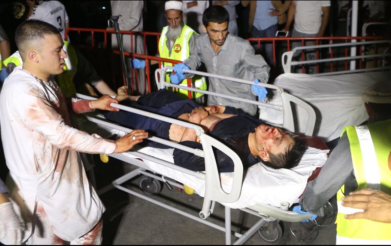 Personal sanitario traslada a uno de los heridos en el ataque terrorista. EFE/J. Jalali