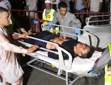Personal sanitario traslada a uno de los heridos en el ataque terrorista. EFE/J. Jalali