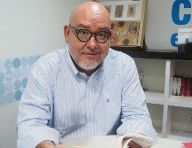 Novelista. Su libro narra en distintos tonos la desolación y la decadencia de la sociedad. ESPECIAL / C. Olivares