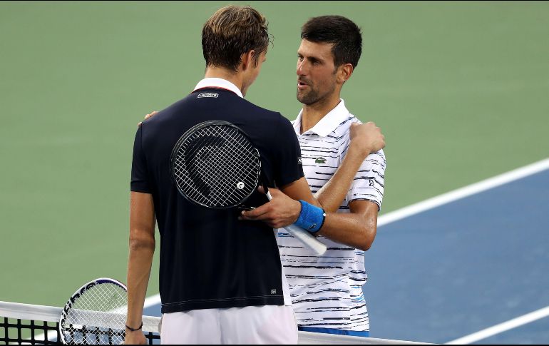 Medvedev y Djokovic se desean suerte poco antes de iniciar el encuentro. AFP/R. Carr