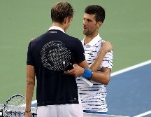 Medvedev y Djokovic se desean suerte poco antes de iniciar el encuentro. AFP/R. Carr