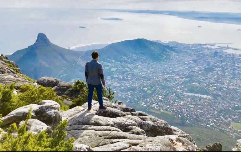 Ciudad del Cabo. Caesar Ferreira en la cima que da esta impresionante vista sudafricana. CORTESÍA / C. Ferreira