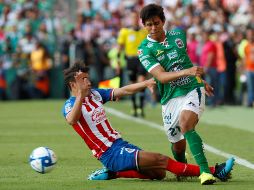 José Macías (d), del León, pelea por el balón con Alejandro Zendejas (i), de Chivas, durante el encuentro. EFE/G. Becerra