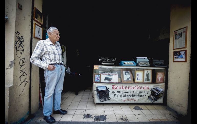 Héctor Manuel García Abarca aprendió su oficio desde los 13 años, cuando ingresó en un taller para arreglar máquinas de escribir, faxes y calculadoras. EL INFORMADOR / F. Atilano