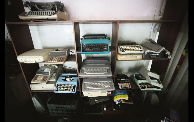 Su establecimiento está atiborrado de máquinas de escribir: modelos viejos, de color verde, azul y gris lo rodean a sus 81 años. EL INFORMADOR / F. Atilano
