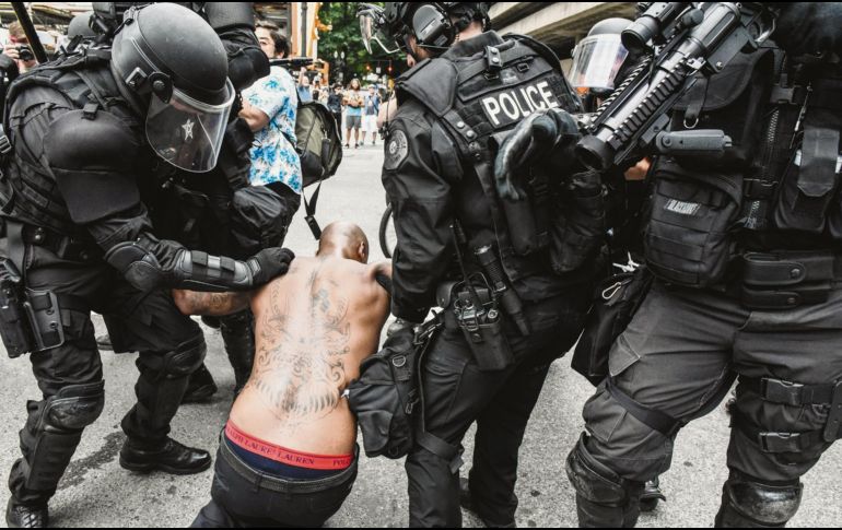 Policías someten a uno de los manifestantes de la marcha en Portland. AFP
