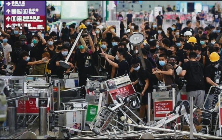 Una barricada en el Aeropuerto de Hong Kong. AFP