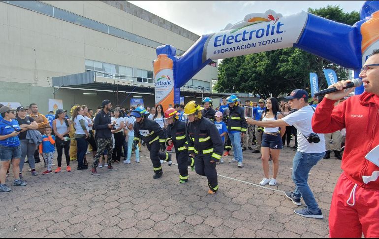 Los asistentes tuvieron que subir 12 pisos del Hospital Civil Nuevo con opción a portar equipo de los bomberos. EL INFORMADOR / P. López