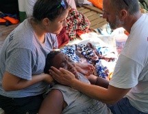 Personal de emergencias atiende este domingo a una de los 107 migrantes a bordo del 