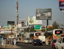 Para el retiro de anuncios el ayuntamiento contrata una grúa y plataformas para trasladarlos. EL INFORMADOR / ARCHIVO