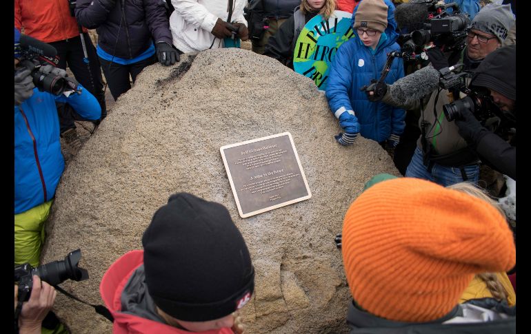 La ceremonia de colocación de la placa conmemorativa en lo que fue el glaciar en Borgarfjordur, Islandia. AFP/J. Richar