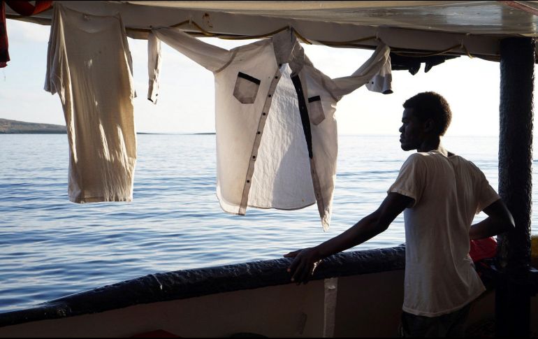 Un migrante mira desde la cubierta de el buque 