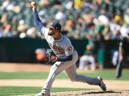 Roberto Osuna preservó el triunfo para los Astros ayer en Oakland, en encuentro en el que el abridor de los texanos, Zack Greinke, llegó a 200 triunfos en las Mayores. AP / B. Margot