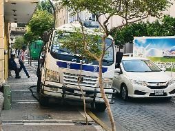 En calles como Juan Mnauel, Independencia y Contreras Medellín, es común que coches obstruyan las aceras. EL INFORMADOR/E. Mora
