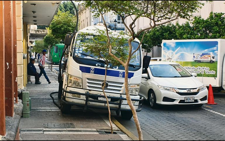 En calles como Juan Mnauel, Independencia y Contreras Medellín, es común que coches obstruyan las aceras. EL INFORMADOR/E. Mora